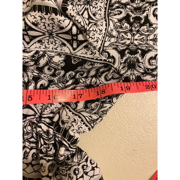 WHBM White House black market Mini Dress Coverup SZ 2 Floral Geo V Neck - Picture 6 of 6